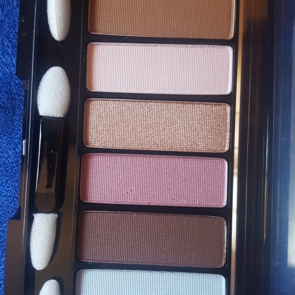 New 12 different eyeshadows in one - Picture 3 of 4